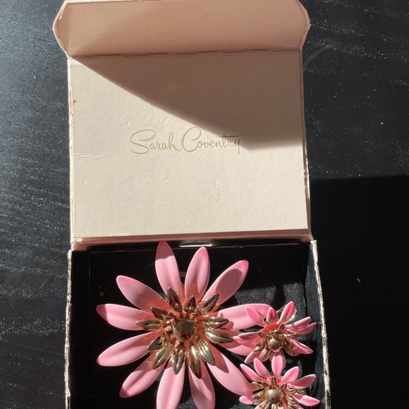 Vintage Sarah Coventry Pink Flower Jewelry 1960s set (Brooch and Earrings ) - Picture 7 of 8
